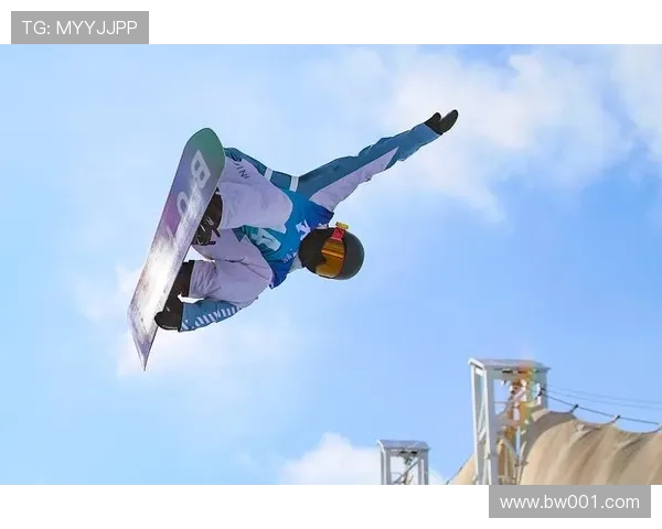 [冰雪]武绍桐晋级单板滑雪U型场地技巧女子组决赛.